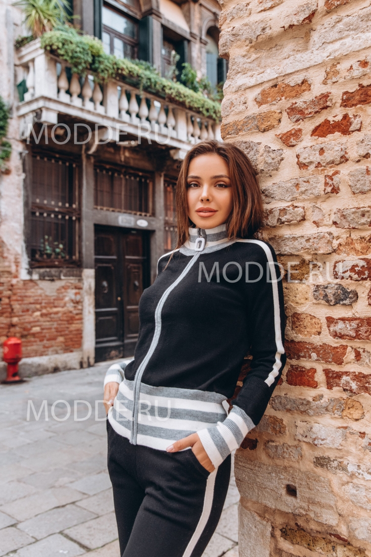 Кремовая куртка. Светлая парка с мехом. Кашемировый костюм со стразами и вырезом на спине. Парка с мехом. Светлая парка с мехом.