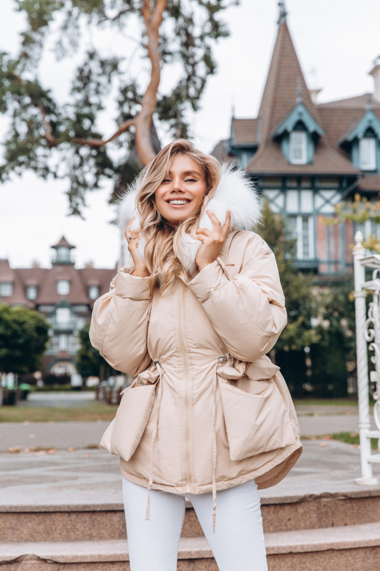 Зимние куртки 2022-2023. Modde. Светлые куртки с мехом. Modde. Парки тренчи с мехом.