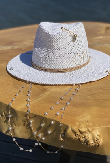 Соломенная шляпа белая с бусинами